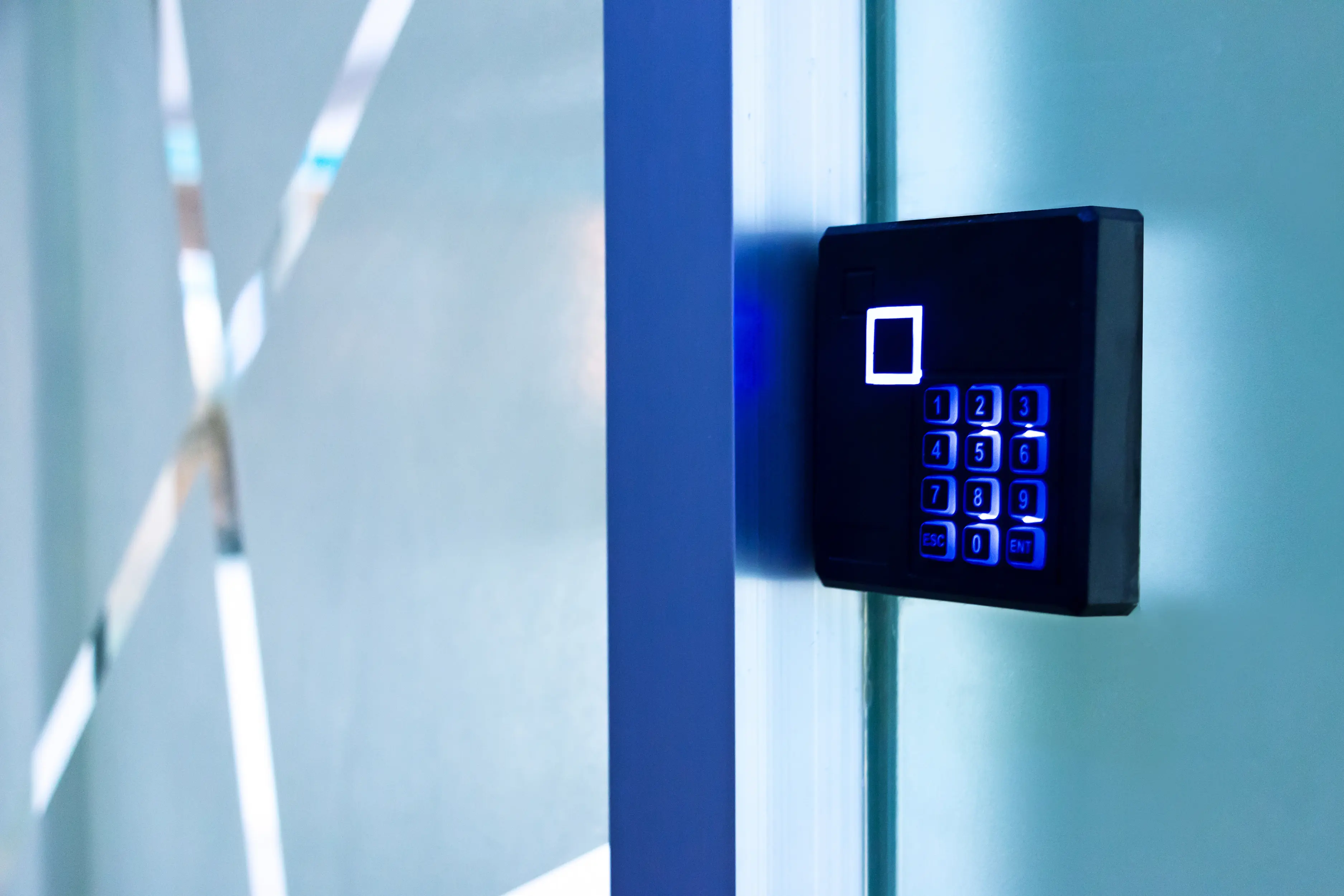 Smartes Türschloss mit Zahlenfeld