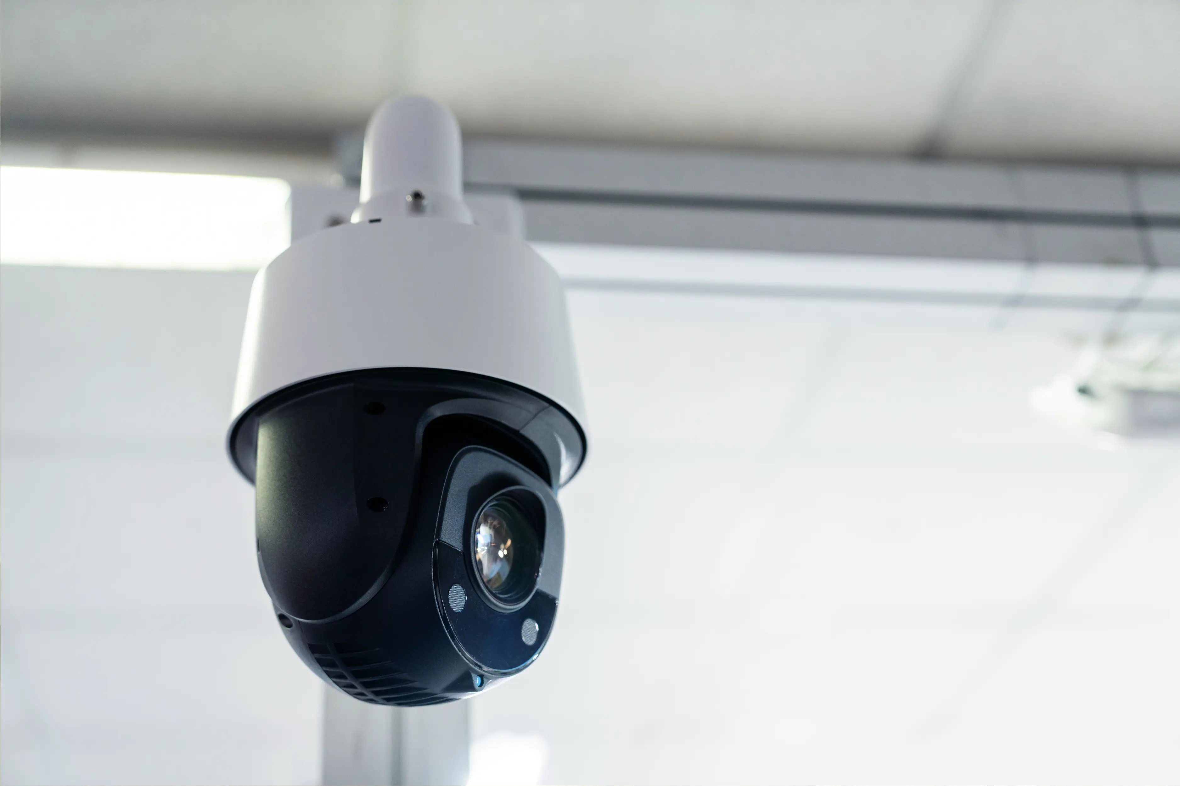 Moderne Überwachungskamera an Hauswand